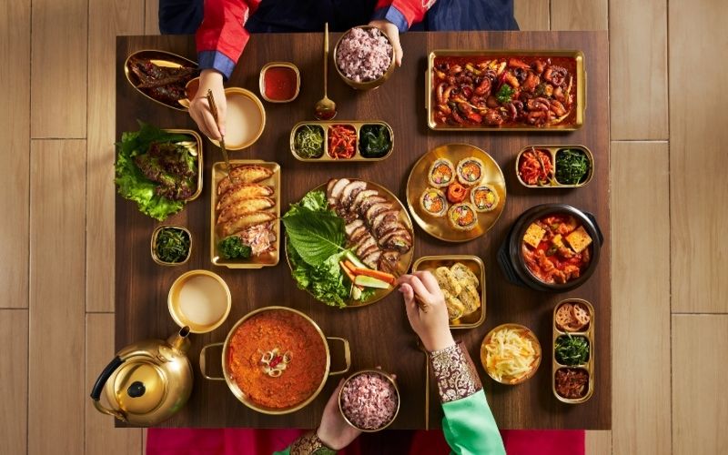 Những điều cấm kỵ trên bàn ăn ở Hàn Quốc 
