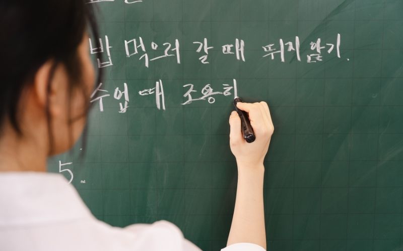 Làm bài kiểm tra tiếng Hàn – phần thi viết