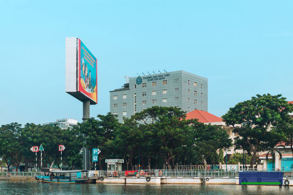 Khối lượng giấy tờ và đầu việc lặp lại trong một trung tâm du học Khối lượng giấy tờ và đầu việc lặp lại trong một trung tâm du học